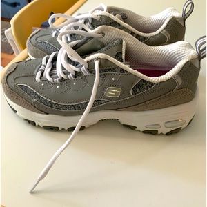 Sketcher sneakers brand new size 6